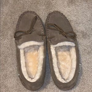 Bearpaw men’s slippers in tan